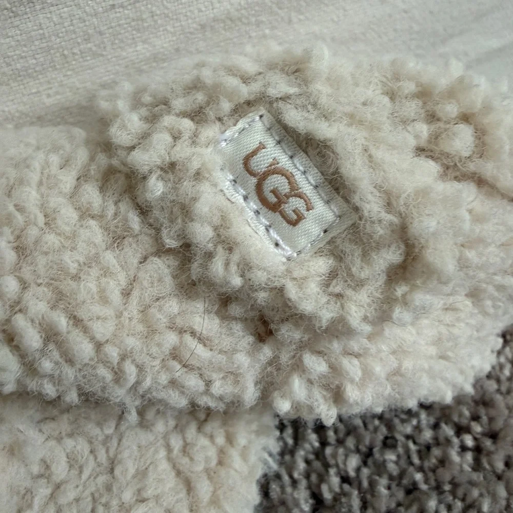 UGG Baby Bixbee Cream Sherpa faux fur Slip-Ons slippers crib shoes size 4/5